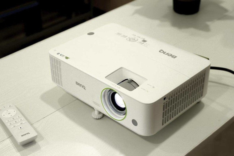 智能化场景下的办公利器，明基E592智能办公投影仪投屏上网两不误