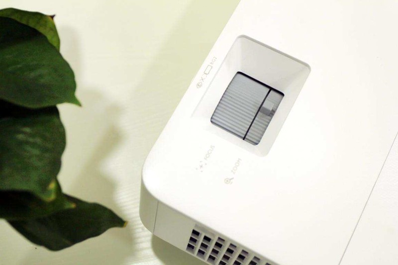 智能化场景下的办公利器，明基E592智能办公投影仪投屏上网两不误