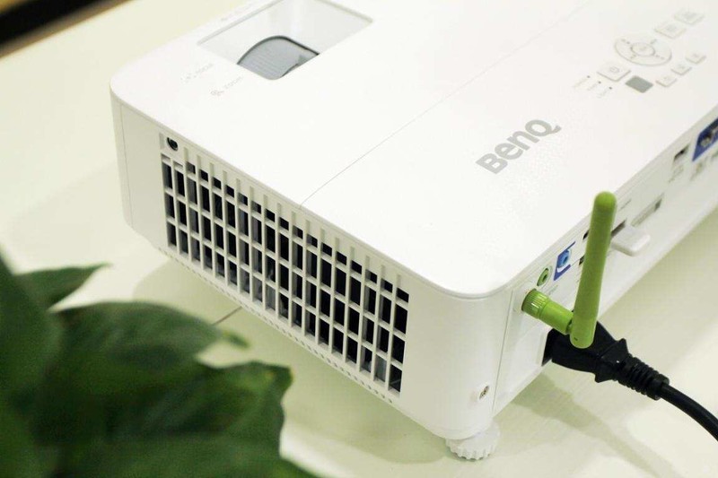 智能化场景下的办公利器，明基E592智能办公投影仪投屏上网两不误