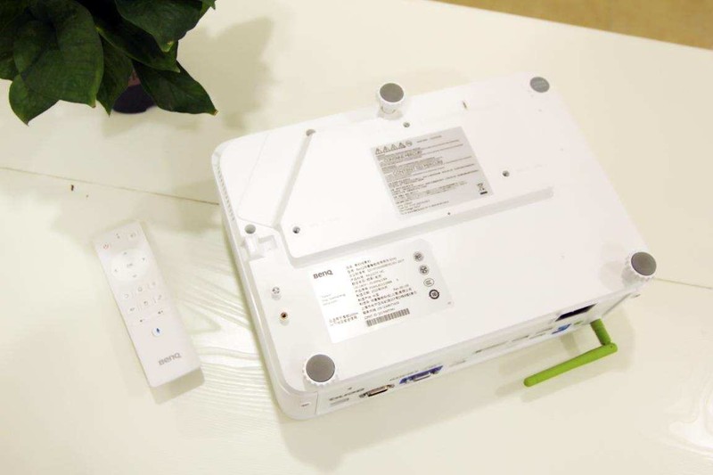 智能化场景下的办公利器，明基E592智能办公投影仪投屏上网两不误