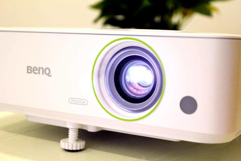 智能化场景下的办公利器，明基E592智能办公投影仪投屏上网两不误