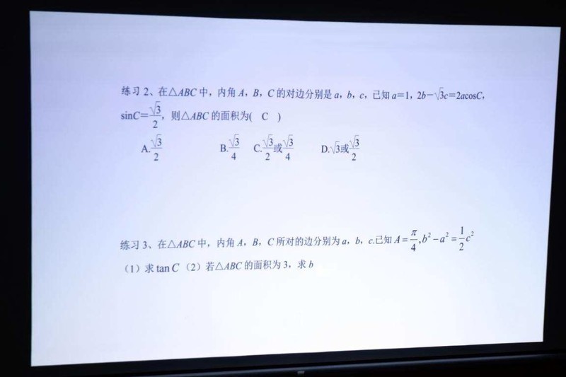 智能化场景下的办公利器，明基E592智能办公投影仪投屏上网两不误