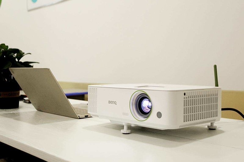 智能化场景下的办公利器，明基E592智能办公投影仪投屏上网两不误