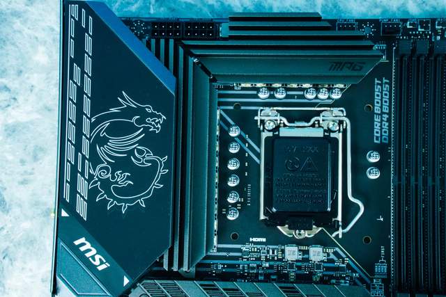 免费帮朋友装机，还丢了两个手办，赔了