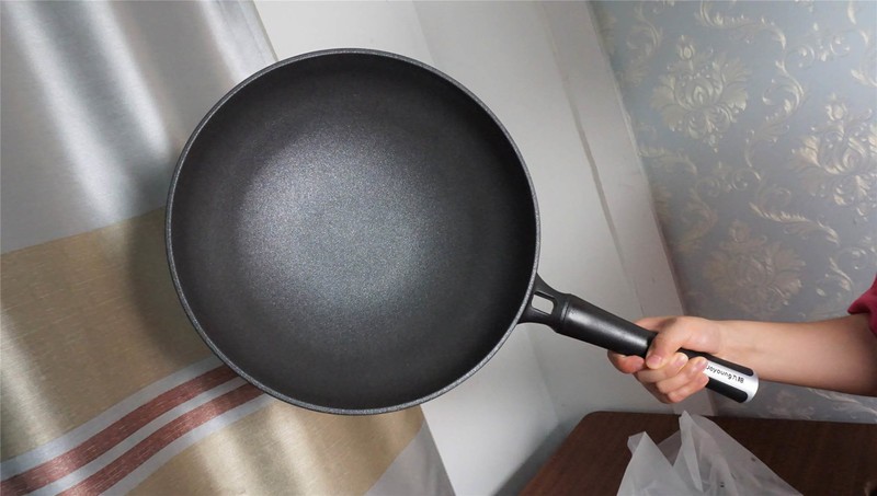 晶钻耐磨技术加持！九阳不粘锅评测：轻松感受极致的爆炒乐趣