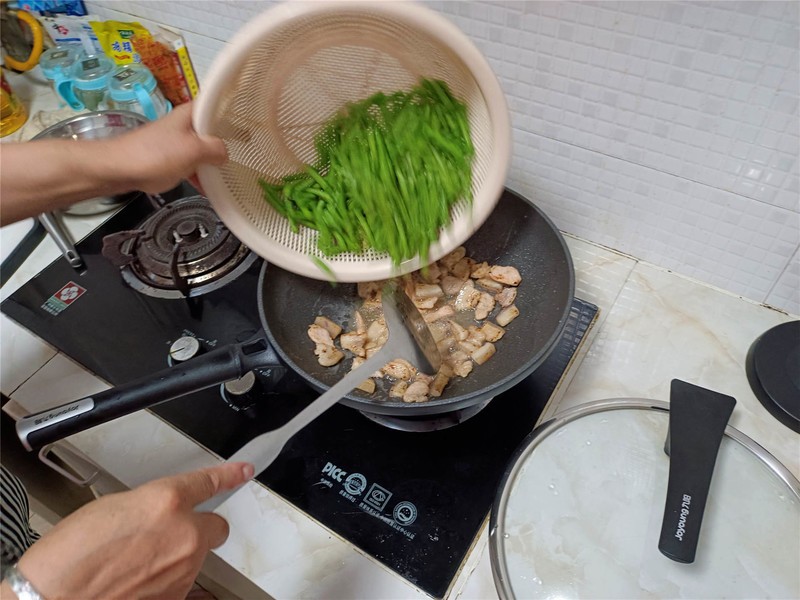 晶钻耐磨技术加持！九阳不粘锅评测：轻松感受极致的爆炒乐趣