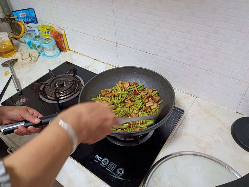 晶钻耐磨技术加持！九阳不粘锅评测：轻松感受极致的爆炒乐趣
