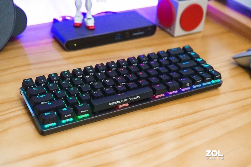 便携也可以很好用：ROG 魔导士无线机械键盘