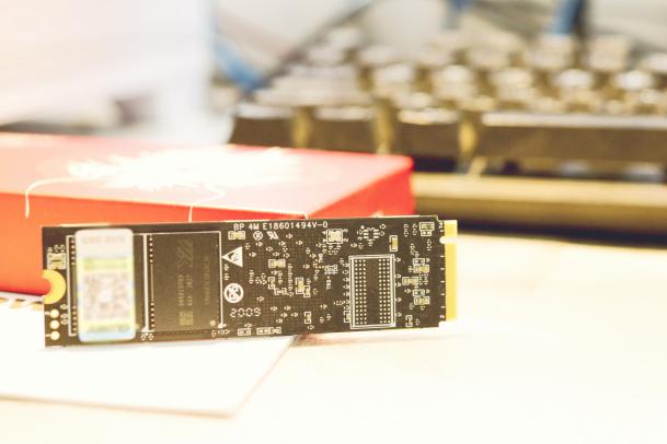 小白装机失误摔坏硬盘，花800多换国产1T到底值不值？