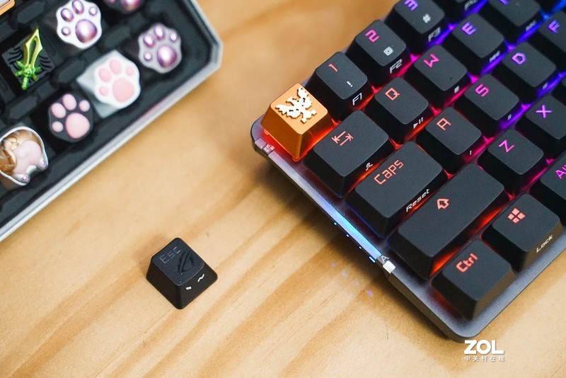 便携也可以很好用：ROG 魔导士无线机械键盘