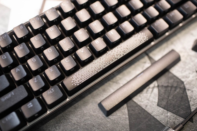 一把能让桌面空间变大的键盘，海盗船K65 Mini