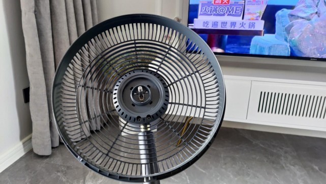 智米直流变频落地扇3黑金版：凉爽自然风，轻松度过微热初夏