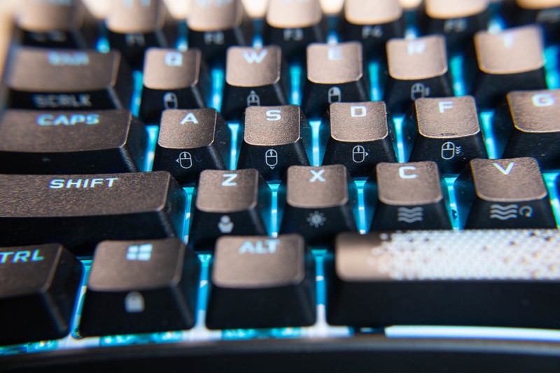 一把能让桌面空间变大的键盘，海盗船K65 Mini