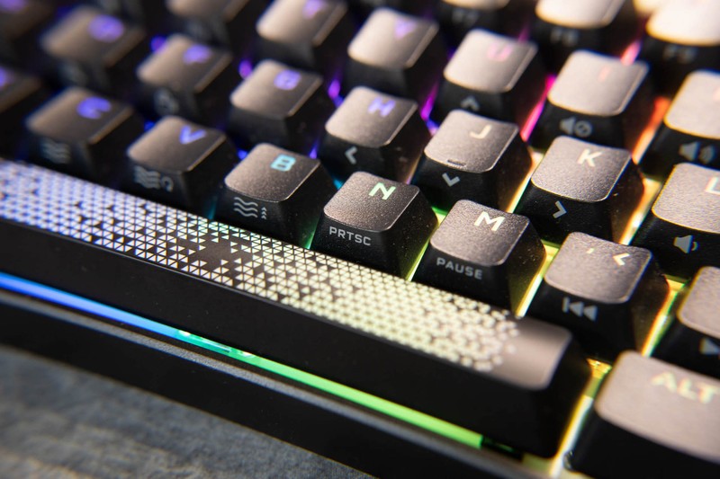 一把能让桌面空间变大的键盘，海盗船K65 Mini