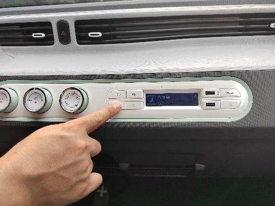 别再说五菱宏光MINI EV是老头乐！语音交互+国潮设计成就新能源王者