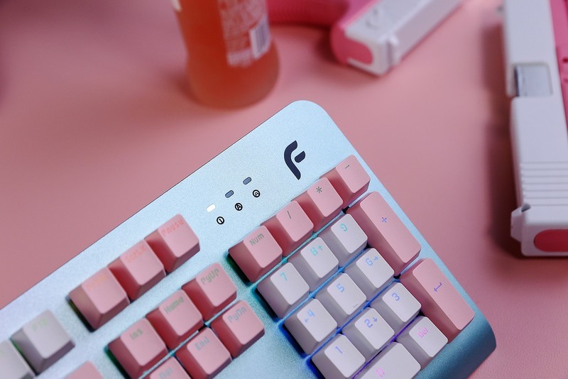 连美妆博主都爱上的机械键盘长啥样，看看她桌面就知道了