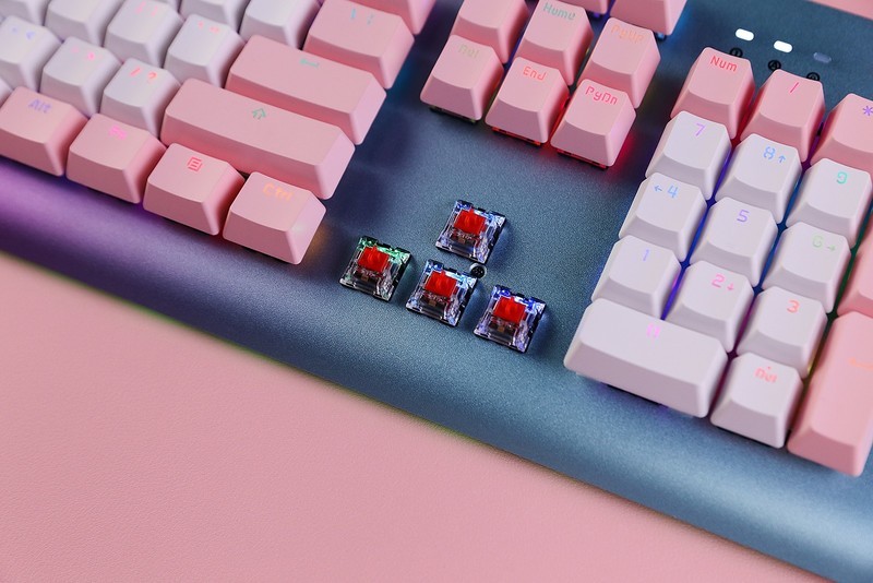 连美妆博主都爱上的机械键盘长啥样，看看她桌面就知道了