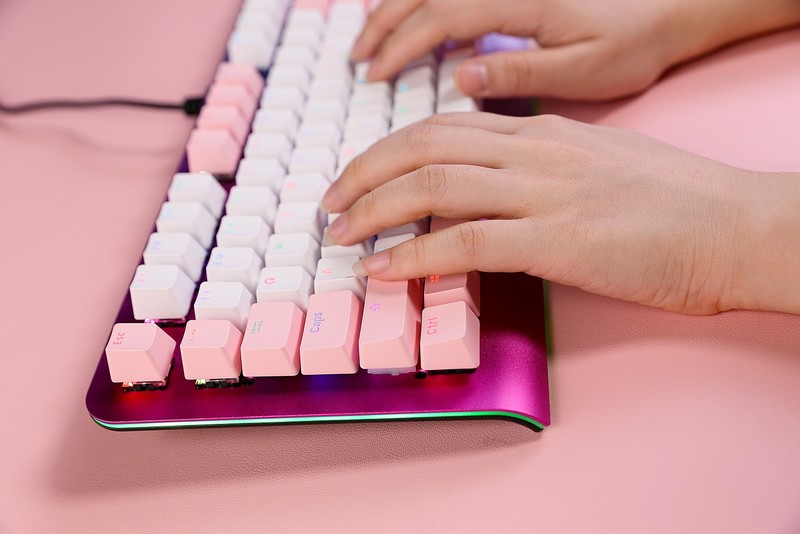 连美妆博主都爱上的机械键盘长啥样，看看她桌面就知道了