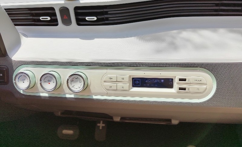 别再说五菱宏光MINI EV是老头乐！语音交互+国潮设计成就新能源王者