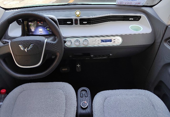 别再说五菱宏光MINI EV是老头乐！语音交互+国潮设计成就新能源王者