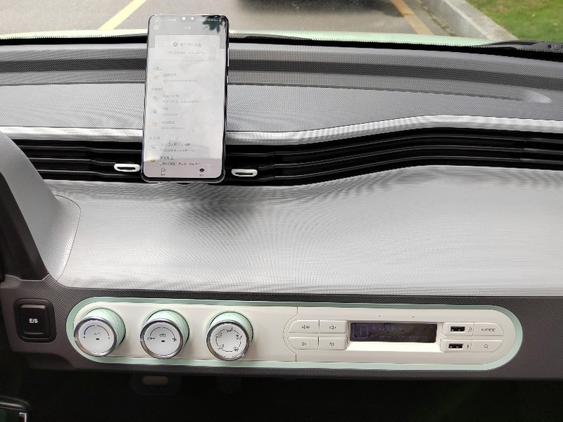 别再说五菱宏光MINI EV是老头乐！语音交互+国潮设计成就新能源王者