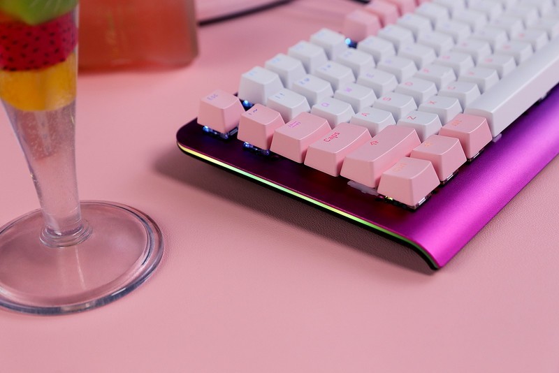 连美妆博主都爱上的机械键盘长啥样，看看她桌面就知道了