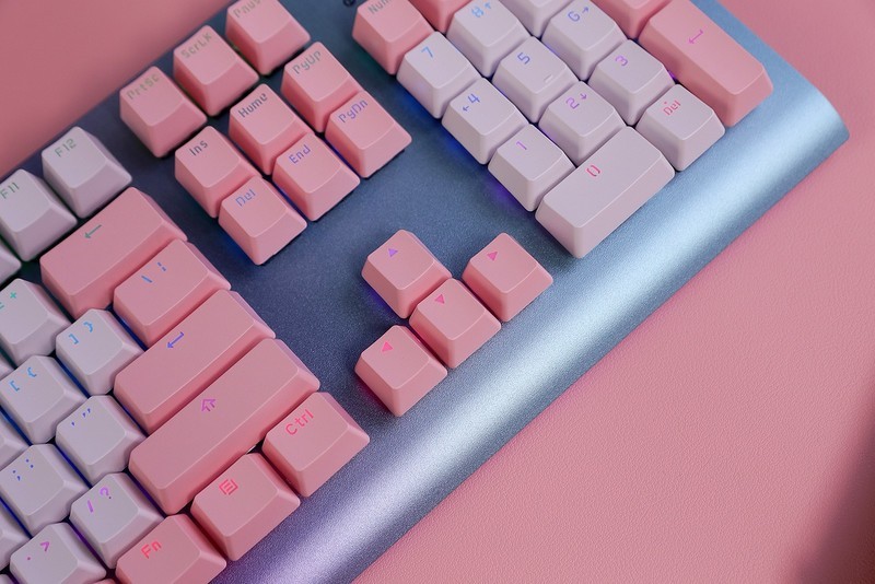 连美妆博主都爱上的机械键盘长啥样，看看她桌面就知道了
