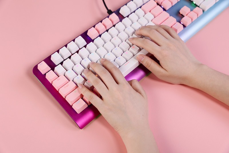 连美妆博主都爱上的机械键盘长啥样，看看她桌面就知道了