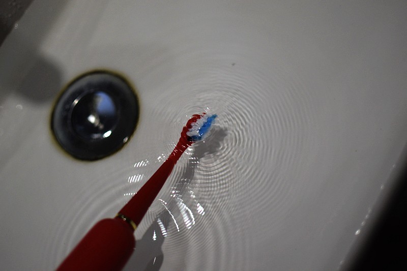 颜值超高 由内至外的清洁 TCL XESS D3光波智能牙刷