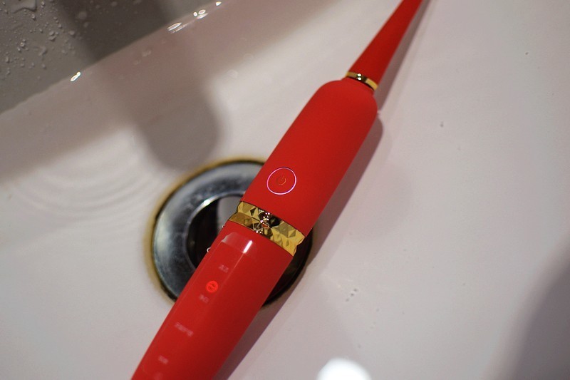 颜值超高 由内至外的清洁 TCL XESS D3光波智能牙刷