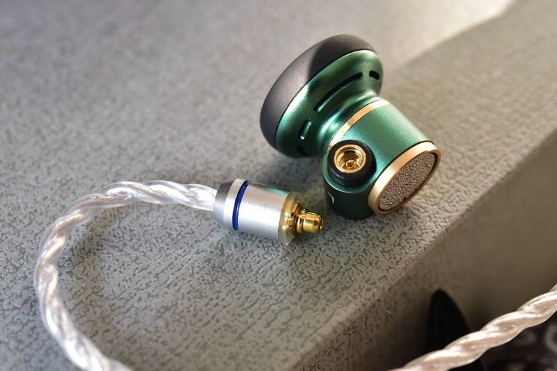 阿思翠天琴座限量版平头塞：女声、乐器依然优秀，男声和低频进步了