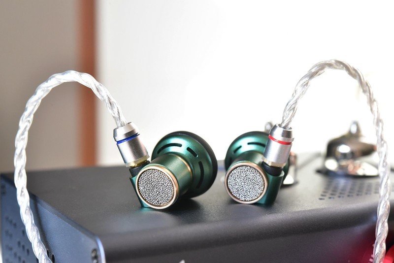 阿思翠天琴座限量版平头塞：女声、乐器依然优秀，男声和低频进步了