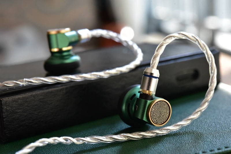 阿思翠天琴座限量版平头塞：女声、乐器依然优秀，男声和低频进步了