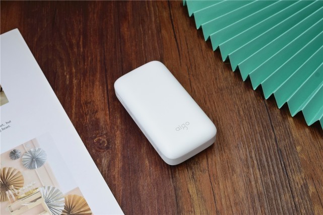 小巧圆润，口袋中的快充小“肥皂”：爱国者aigo充电宝X10P评测