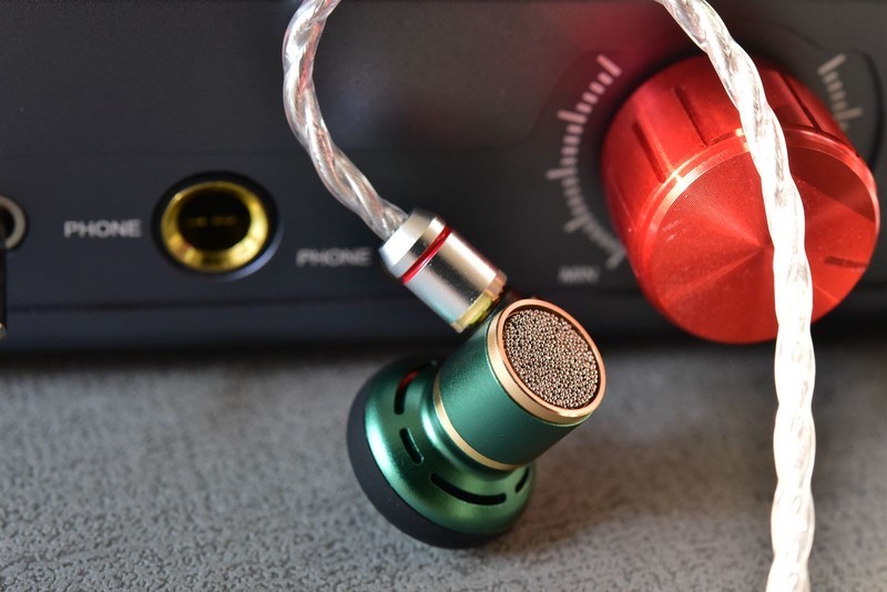 阿思翠天琴座限量版平头塞：女声、乐器依然优秀，男声和低频进步了