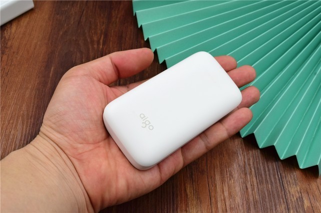 小巧圆润，口袋中的快充小“肥皂”：爱国者aigo充电宝X10P评测