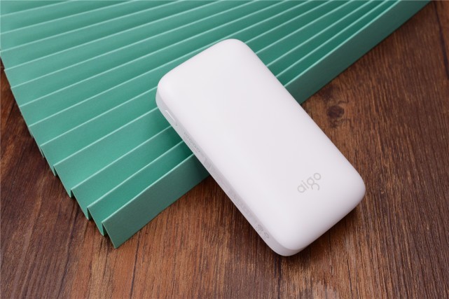 小巧圆润，口袋中的快充小“肥皂”：爱国者aigo充电宝X10P评测