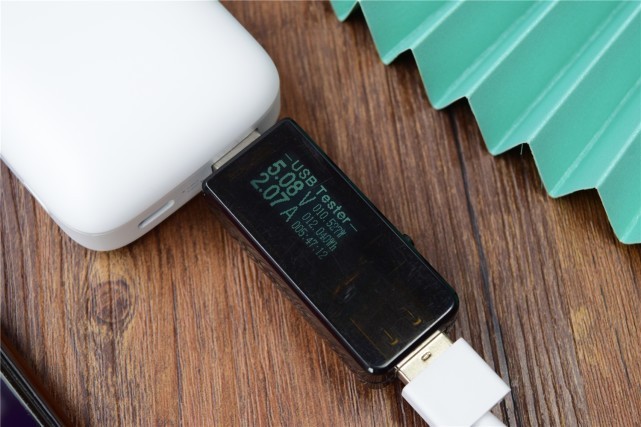 小巧圆润，口袋中的快充小“肥皂”：爱国者aigo充电宝X10P评测