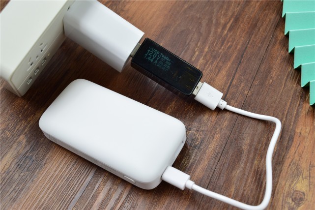 小巧圆润，口袋中的快充小“肥皂”：爱国者aigo充电宝X10P评测