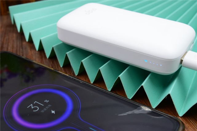 小巧圆润，口袋中的快充小“肥皂”：爱国者aigo充电宝X10P评测