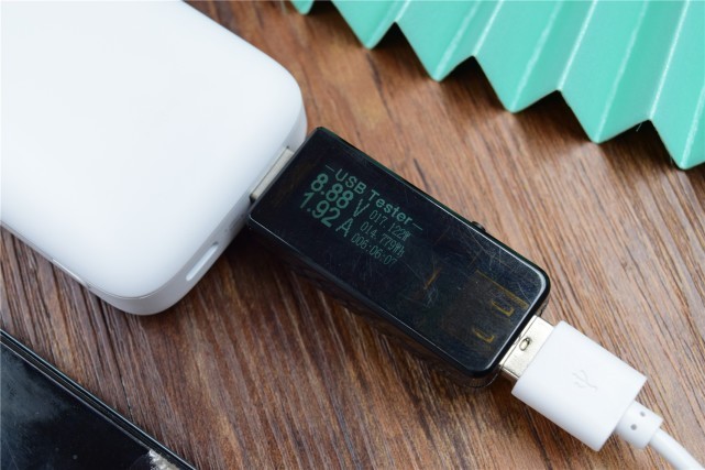 小巧圆润，口袋中的快充小“肥皂”：爱国者aigo充电宝X10P评测
