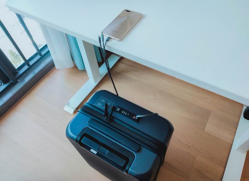 一键开启十秒取物，地平线8号前开口登机箱轻体验：商务人士必备