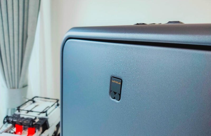 一键开启十秒取物，地平线8号前开口登机箱轻体验：商务人士必备