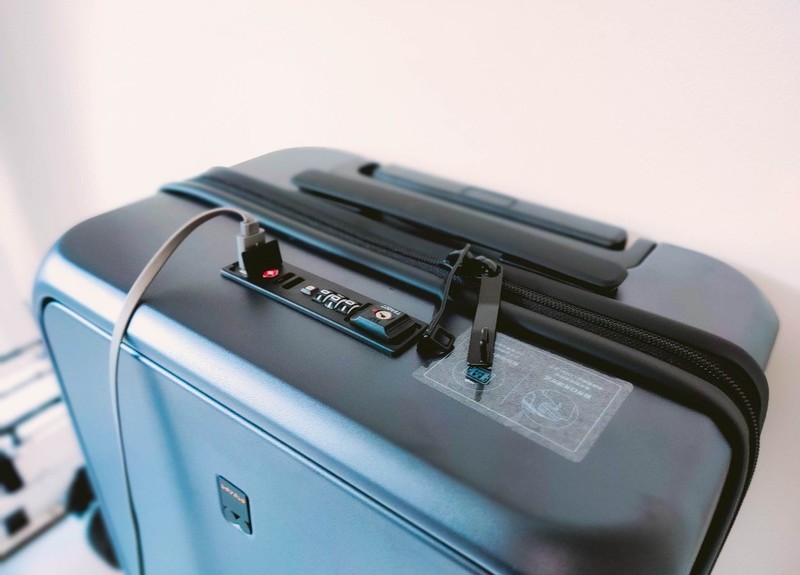 一键开启十秒取物，地平线8号前开口登机箱轻体验：商务人士必备