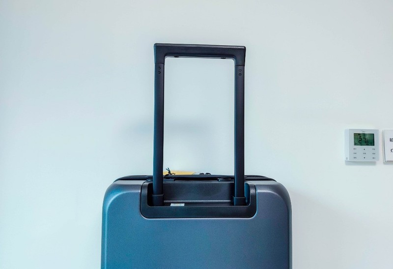 一键开启十秒取物，地平线8号前开口登机箱轻体验：商务人士必备