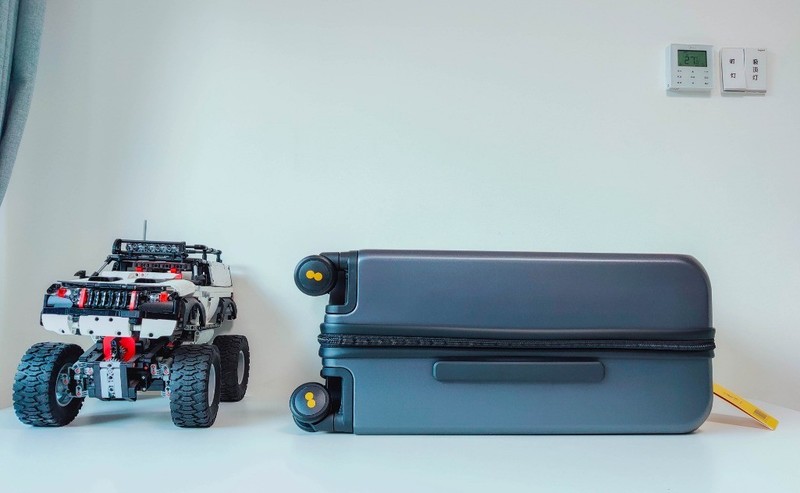 一键开启十秒取物，地平线8号前开口登机箱轻体验：商务人士必备