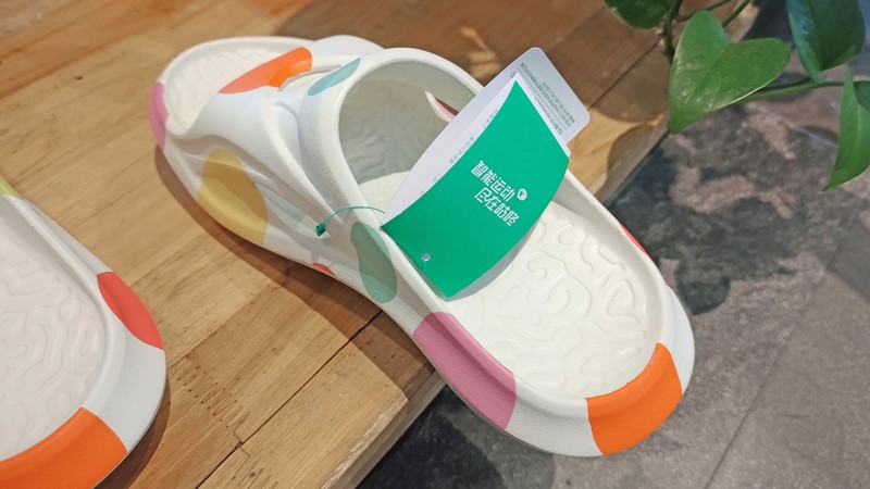 咕咚运动舒缓拖鞋，集轻、柔、弹于一体，穿上它真的不累脚