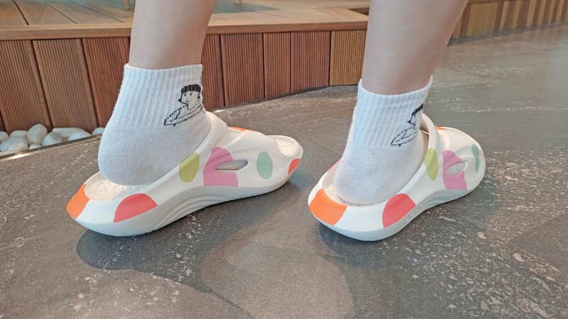 咕咚运动舒缓拖鞋，集轻、柔、弹于一体，穿上它真的不累脚