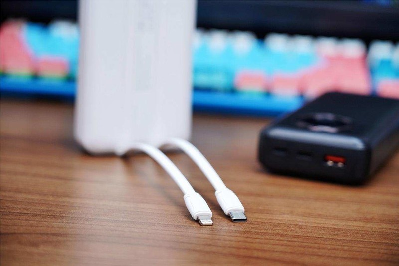 解决未带充电线的痛点，台电E20Pro-K小双辫移动电源，不错！