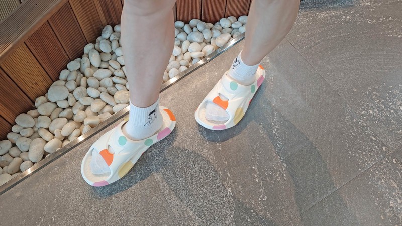 咕咚运动舒缓拖鞋，集轻、柔、弹于一体，穿上它真的不累脚